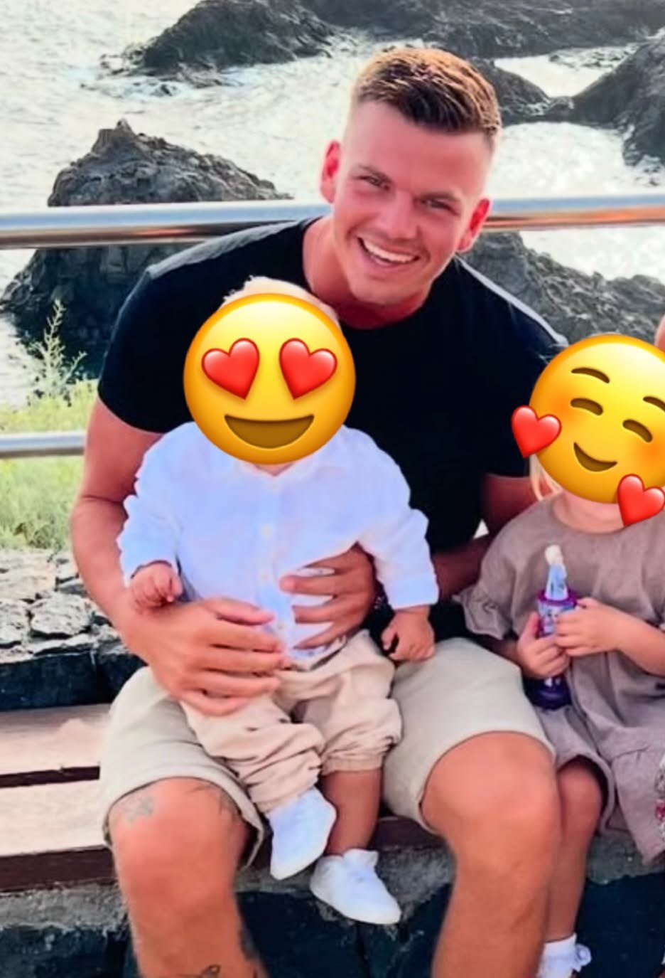 Søren Bælum sammen med sine børn ved den jyske kyst